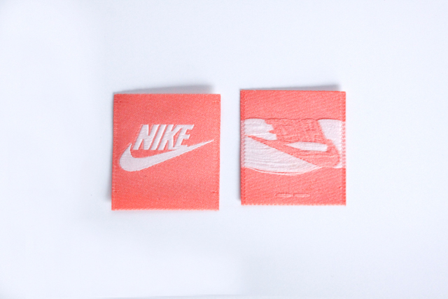 mặt trước và nhãn dệt logo Nike